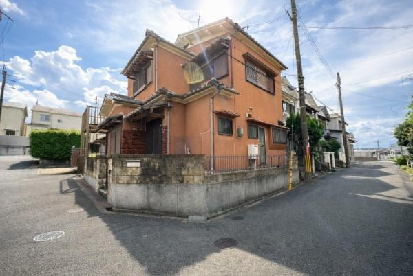 枚方市 長尾宮前 1丁目　中古 一戸建ての前面道路含む現地写真|角地です。