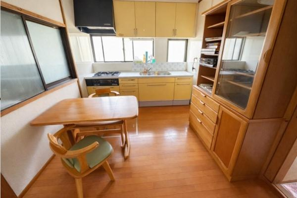 枚方市 長尾宮前 1丁目　中古 一戸建ての居間・リビング|窓が多く、明るい室内です。