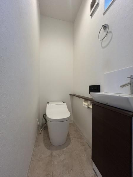 寝屋川市 楠根南町　中古 一戸建てのトイレ|ウォシュレット付きトイレが2ヵ所ございます。（1階、2階）