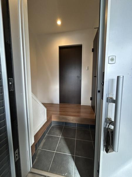 寝屋川市 楠根南町　中古 一戸建ての玄関|玄関回り広いですので、是非現地をご確認下さい。