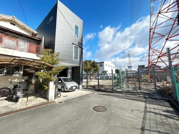 寝屋川市 楠根南町　中古 一戸建ての前面道路含む現地写真|前面開放的な為、駐車楽々です。1ＢＯＸ車駐車できます。