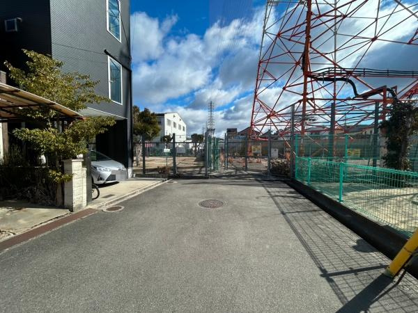 寝屋川市 楠根南町　中古 一戸建ての前面道路含む現地写真|公園に隣接しており、開放的です。