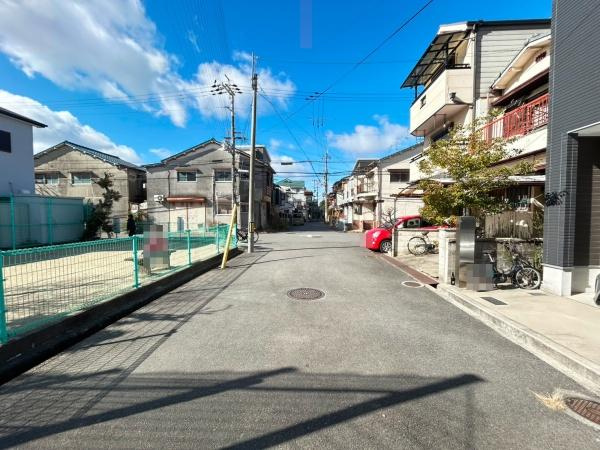 寝屋川市 楠根南町　中古 一戸建ての前面道路含む現地写真|接している道路は広いです。