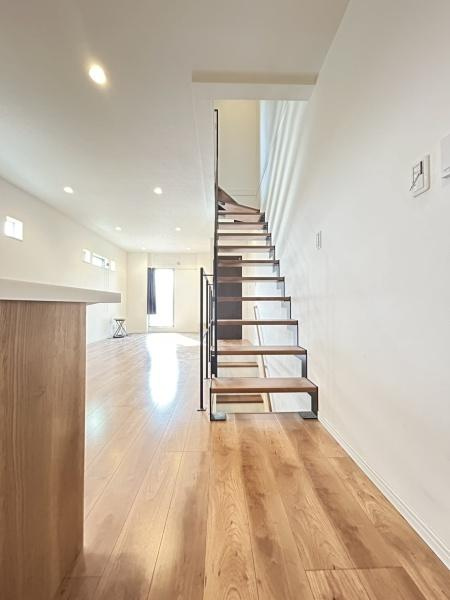 寝屋川市 楠根南町　中古 一戸建ての居間・リビング|スケルトン階段なので、明るく開放的に感じます。