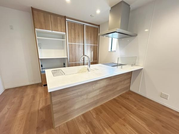 寝屋川市 楠根南町　中古 一戸建てのキッチン|リビングへ目配りしやすいカウンターキッチンでございます。