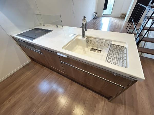 寝屋川市 楠根南町　中古 一戸建てのキッチン|食洗機付きで、お手入れが楽なIHコンロのシステムキッチンです。