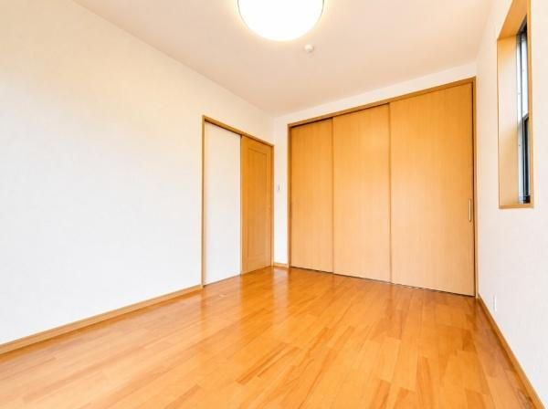 枚方市 片鉾東町　中古 一戸建ての洋室|バルコニーに面しており、大きいクローゼットがありますので、多くの物を収納頂けます。