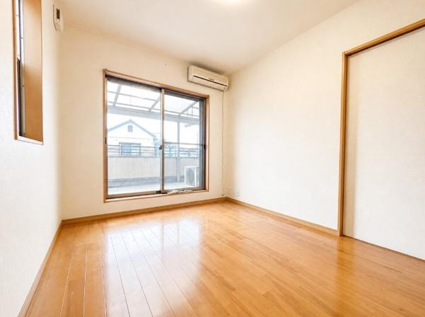 枚方市 片鉾東町　中古 一戸建ての洋室|バルコニーに面しており、窓からの陽当たりや風通しは良好です。