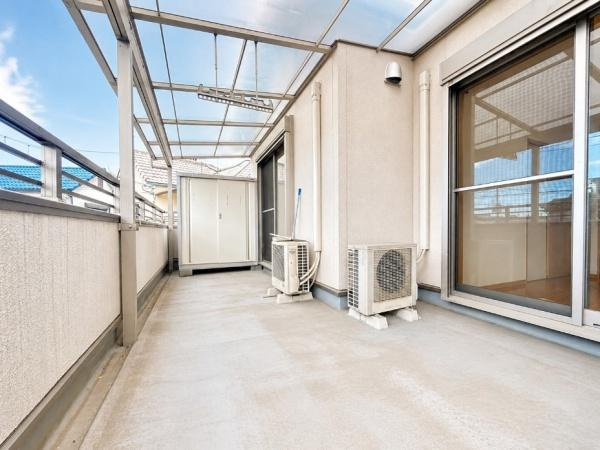 枚方市 片鉾東町　中古 一戸建てのバルコニー|ベランダスペースはかなり広々としていますので、多くの洗濯物がある日も安心です。おすすめポイントです。