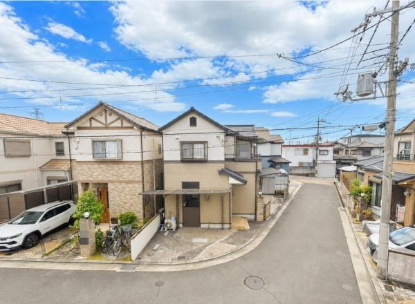 枚方市 片鉾東町　中古 一戸建ての前面道路含む現地写真|綺麗な街並みです。道路も広く駐車も楽々です。