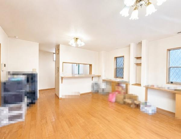 枚方市 片鉾東町　中古 一戸建ての居間・リビング|広々としたリビングです。【内覧ご予約受付中】