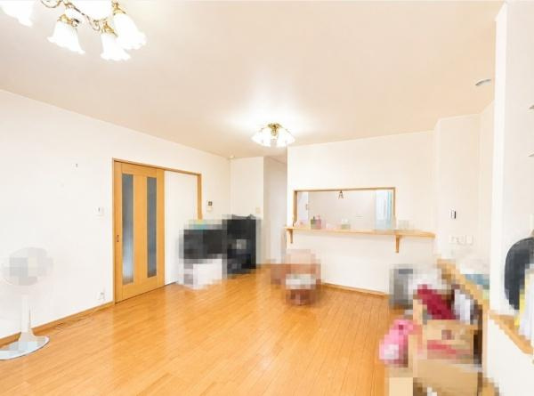 枚方市 片鉾東町　中古 一戸建ての居間・リビング|窓が多く、明るい室内です。
