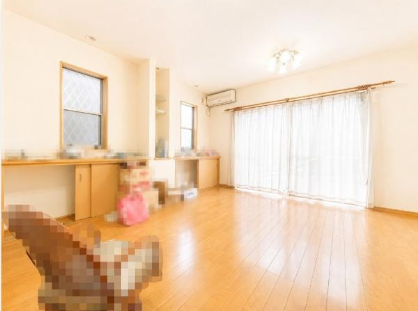 枚方市 片鉾東町　中古 一戸建ての居間・リビング|ご家族で楽しく過ごせるLDK＜ご内覧ご予約受付中＞空き家の為いつでもご内覧可能です。週末はもちろんのこと平日のお仕事終わりなどでも対応させていただきますのでお気軽にお問い合わせください。
