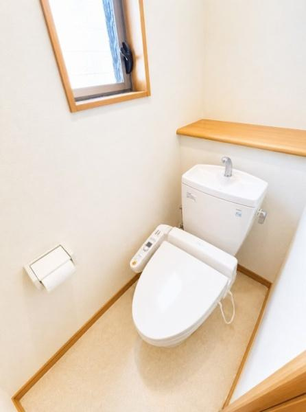 枚方市 片鉾東町　中古 一戸建てのトイレ|ウォシュレット付きトイレで2ヵ所ございます。（1階、2階）