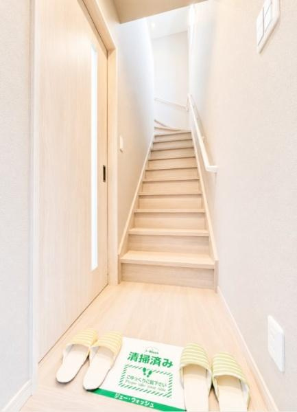 宇治市 槇島町千足　中古 一戸建ての玄関|階段は緩めで手摺りがあるので安心です。