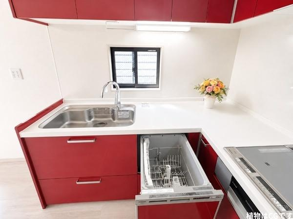 宇治市 槇島町千足　中古 一戸建てのキッチン|食洗機付きで、お手入れが楽なIHコンロのシステムキッチンです。