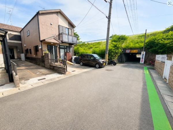 木津川市 山城町 綺田綾杉　中古 一戸建ての前面道路含む現地写真