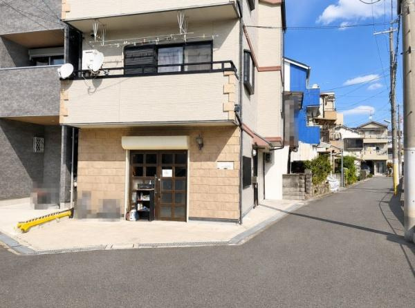 寝屋川市 大成町　中古 一戸建ての前面道路含む現地写真