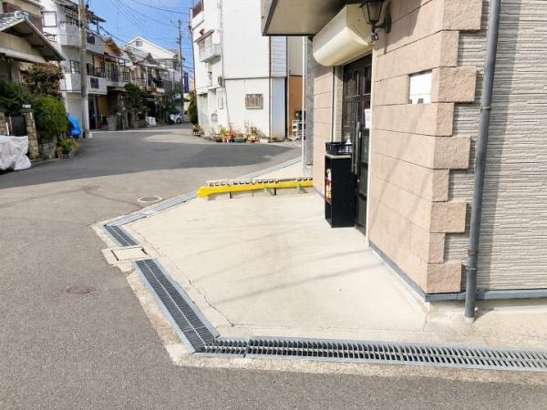 寝屋川市 大成町　中古 一戸建ての前面道路含む現地写真