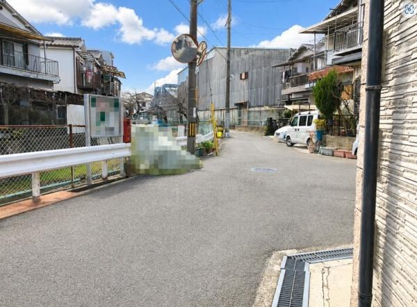 寝屋川市 大成町　中古 一戸建ての前面道路含む現地写真