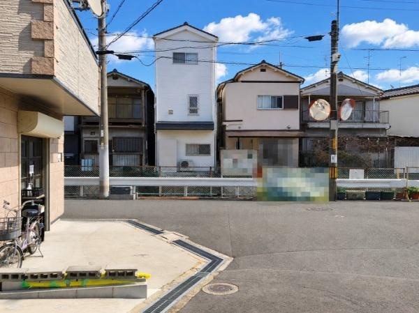 寝屋川市 大成町　中古 一戸建ての前面道路含む現地写真