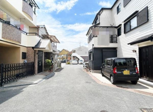 枚方市 野村元町　中古 一戸建ての前面道路含む現地写真|角地につき車庫入れも楽々です。