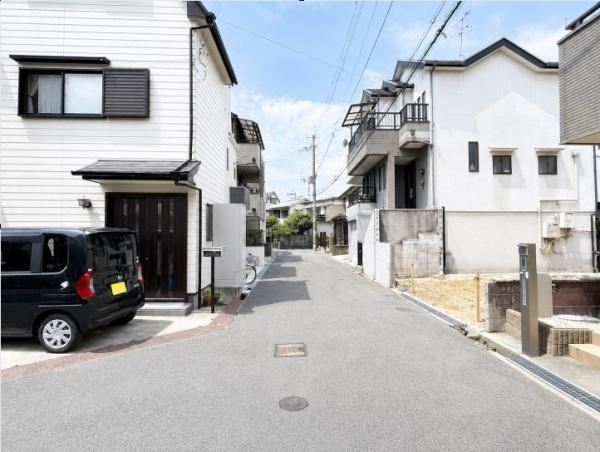枚方市 野村元町　中古 一戸建ての前面道路含む現地写真|角地につき採光・通風良好です。