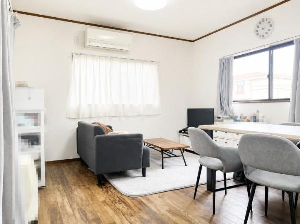 枚方市 野村元町　中古 一戸建ての居間・リビング|リビングは4方向からの採光がございます。