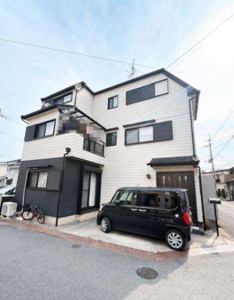 枚方市 野村元町　中古 一戸建ての前面道路含む現地写真|角地物件の為駐車楽々です、1ＢＯＸ車駐車できます