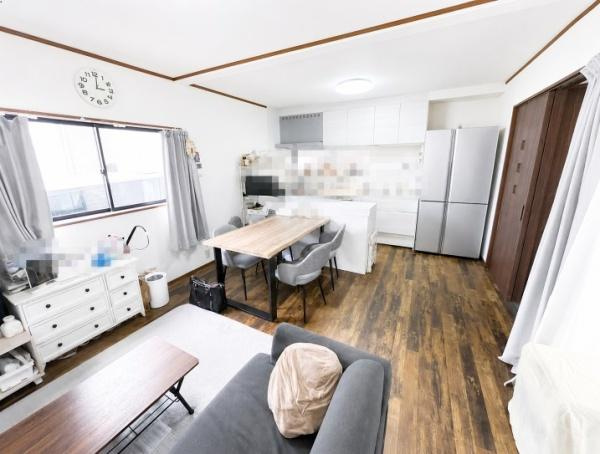 枚方市 野村元町　中古 一戸建ての居間・リビング|リビングは4方向から採光がございます。