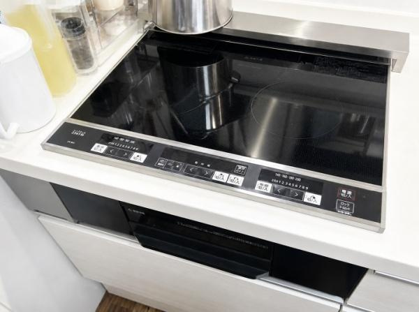 枚方市 野村元町　中古 一戸建てのキッチン|お手入れが楽なIHコンロです。