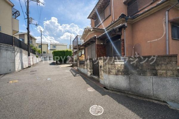 枚方市 長尾宮前 １丁目 古家付 土地の前面道路含む現地写真