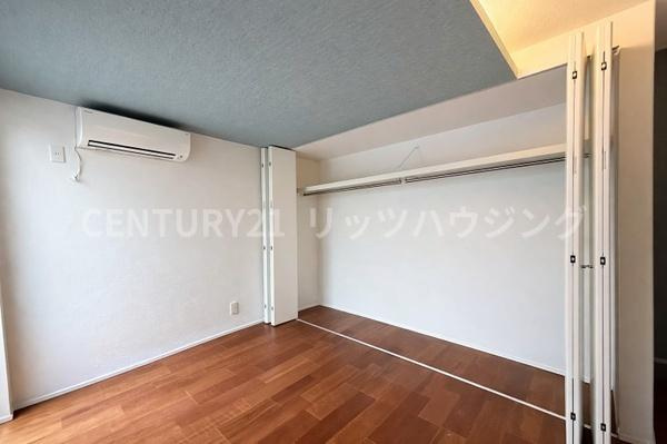 枚方市 東船橋 ２丁目　中古 一戸建ての洋室|たっぷり収納