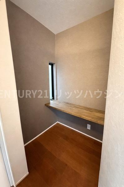 枚方市 東船橋 ２丁目　中古 一戸建ての洋室|一階洋室には書斎空間があります。在宅でのお仕事、趣味のお部屋にいかがでしょうか。