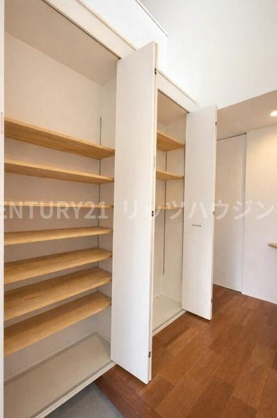 枚方市 東船橋 ２丁目　中古 一戸建ての収納|玄関も大容量の収納が可能です。