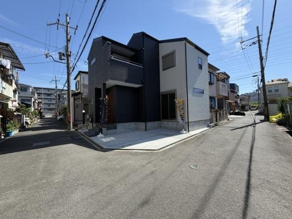 枚方市 春日東町 ２丁目　新築 一戸建ての前面道路含む現地写真