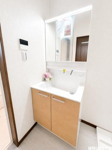 枚方市 春日東町 ２丁目　新築 一戸建ての独立洗面台
