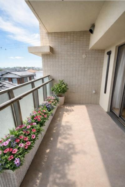 グラン コープ枚方 香里ケ丘　中古 マンションのバルコニー|陽当り良好広いバルコニーでお洗濯もたくさんできそうです。ガーデニングも楽しめそうです。お花はCGです。
