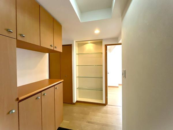 グラン コープ枚方 香里ケ丘　中古 マンションの玄関|玄関も大容量の収納ですっきり整理整頓できます。