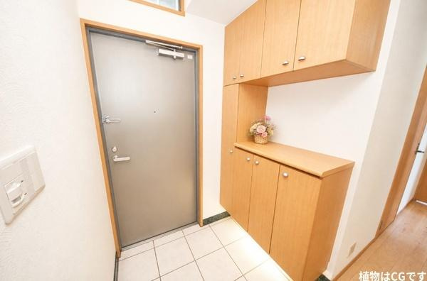 グラン コープ枚方 香里ケ丘　中古 マンションの玄関|玄関も大容量の収納ですっきり整理整頓できます。