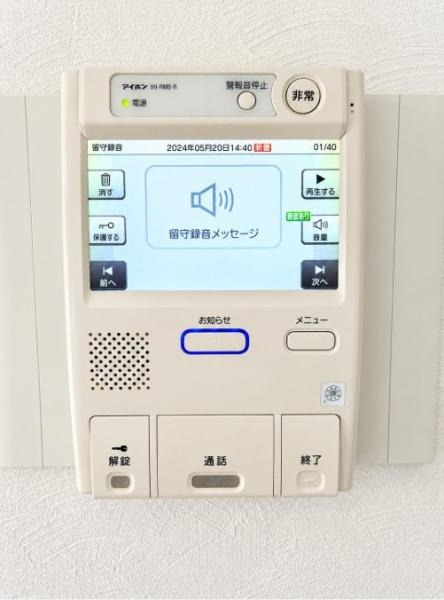 グラン コープ枚方 香里ケ丘　中古 マンションの内装|暮らしの安心を支える、録画機能付きのテレビモニターインターホンを完備。留守中の来訪者も後から確認でき、防犯面に配慮された設備が、ご家族の毎日に安心感をもたらします。