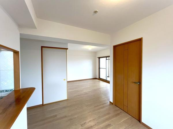 グラン コープ枚方 香里ケ丘　中古 マンションの居間・リビング|１７帖リビングに隣接の６帖和室でお友達を呼んでも広々使えます。