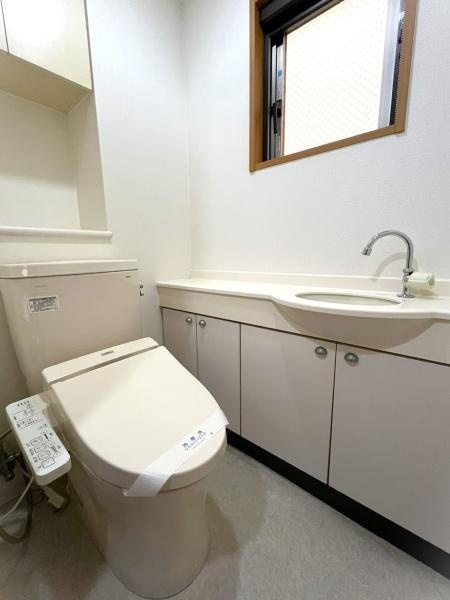 グラン コープ枚方 香里ケ丘　中古 マンションのトイレ|窓付、収納場所もたっぷりのトイレスペース