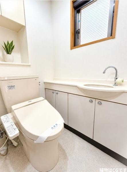 グラン コープ枚方 香里ケ丘　中古 マンションのトイレ|窓付、収納場所もたっぷりのトイレスペース