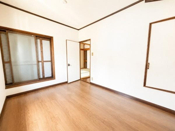 枚方市 東香里元町　中古 一戸建ての洋室|2面採光で室内明るいです。