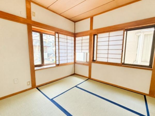 枚方市 東香里元町　中古 一戸建ての和室|6帖の和室で、窓が二つ付いておりますので、日差しが入り明るく感じるかと思います。