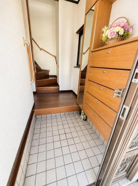 枚方市 東香里元町　中古 一戸建ての玄関|お花はCGです