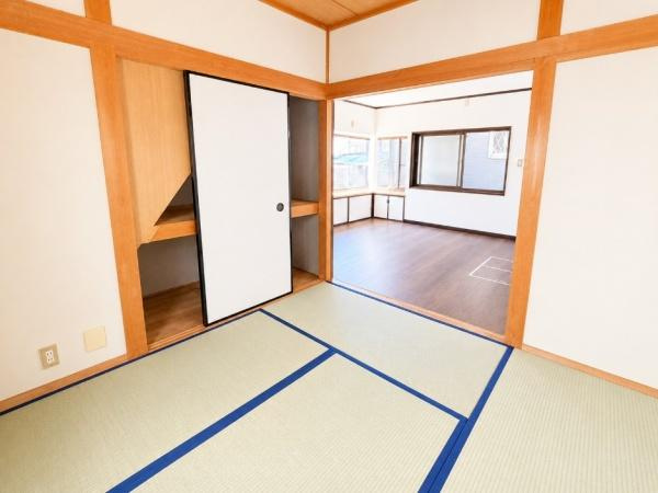 枚方市 東香里元町　中古 一戸建ての和室|明るい和室です。収納有ります。