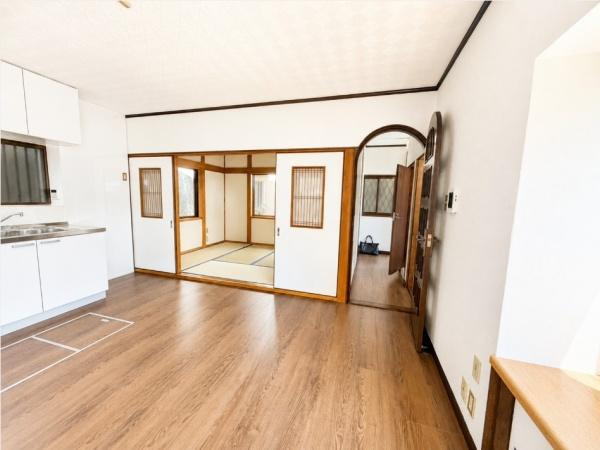 枚方市 東香里元町　中古 一戸建ての居間・リビング|窓が多く、明るいリビングです。
