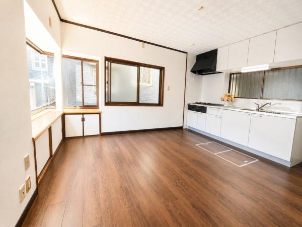 枚方市 東香里元町　中古 一戸建ての居間・リビング|おしゃれな造りで、明るいリビングです。是非現地をご覧下さい。